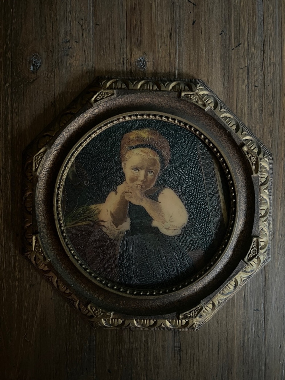 Vintage Style Round Wall Plaque in Brown, Black and Gold